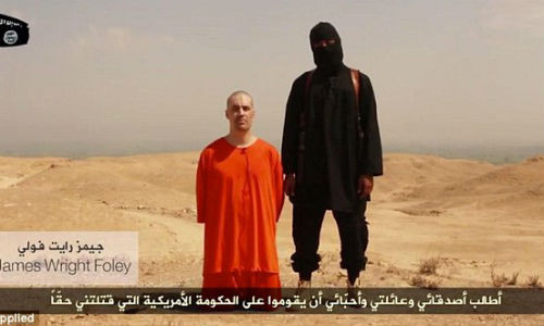 Cảnh nhà báo Mỹ Foley bị IS chặt đầu.