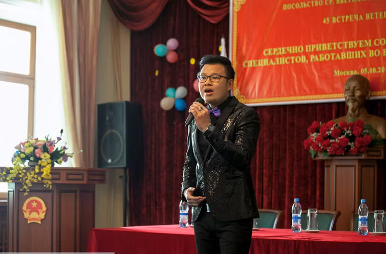 Các ca sĩ Việt Nam biểu diễu cả những ca khúc Việt Nam nổi tiếng thời bấy giờ.