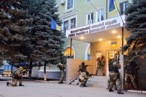 Vụ chiếm đóng trụ sở cảnh sát rất bài bản của các phần tử vũ trang tại thành phố Kramatorsk.