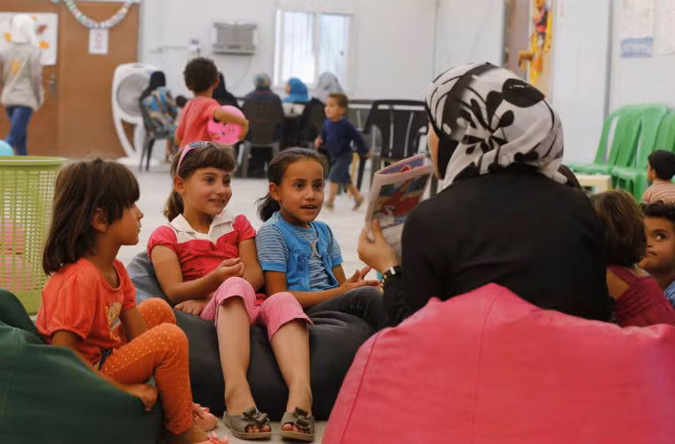 Trẻ em Syria đang lắng nghe những câu chuyện trong trại tị nạn.
