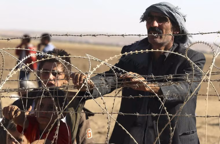 Những em bé Syria chờ đợi biên giới Thổ Nhĩ Kỳ mở cửa cùng với gia đình ngày 21/9.