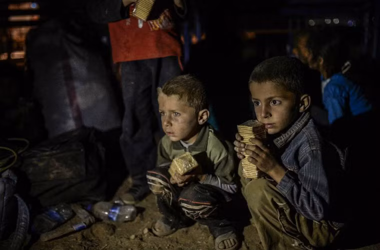 Trẻ em Syria người Kurd đang chờ sau khi vượt biên giới Thổ Nhĩ Kỳ ở Suruc.