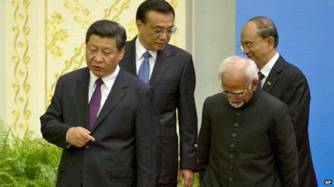 Ông Tập Cận Bình (đi đầu, bên trái) muốn xoa dịu các nước láng giềng.