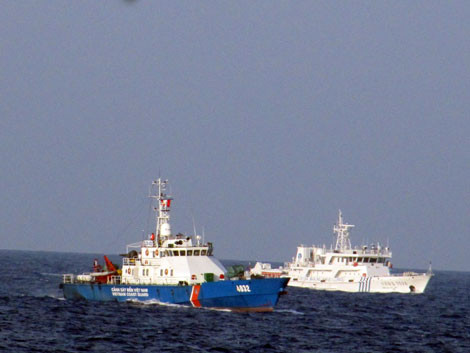 Tàu Cảnh sát biển Việt Nam kiên trì thực thi nhiệm vụ.