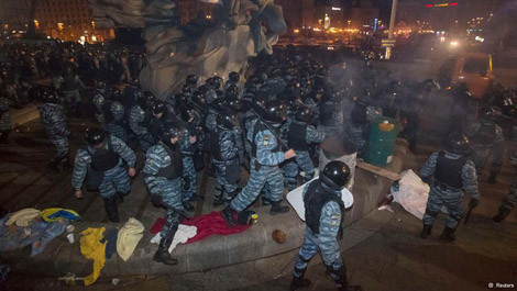 Lực lượng Berkut giải tán người biểu tình ở Quảng trường Maidan.