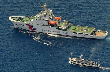 Tàu Hải Cảnh 3401 của Trung Quốc đang cố gắng để buộc tàu tiếp tế ra Bãi Cỏ Mây của Philippines chuyển hướng.