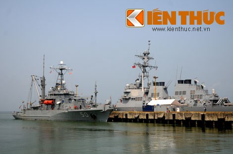 Tàu USNS Safeguard (trái) và tàu USS John McCain (phải) trên cầu cảng ở Tiên Sa tháng 4/2014.