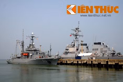 Tàu USNS Safeguard (trái) và tàu USS John McCain (phải) trên cầu cảng ở Tiên Sa tháng 4/2014.