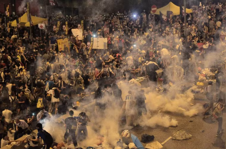 Người biểu tình đòi dân chủ bị đẩy lùi trước các đợt bắn đạn hơi cay của cảnh sát.