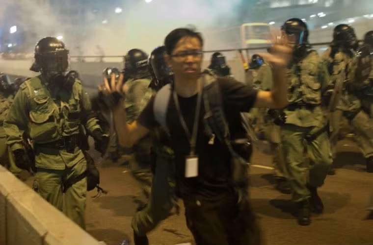 Rất đông cảnh sát chống bạo động của đặc khu được triển khai.