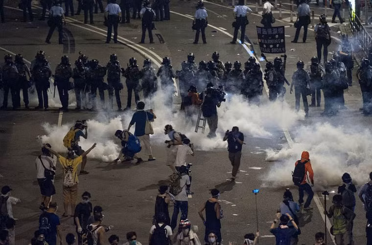 Tối 28/9, những con đường bình thường đông đúc người mua sắm, du khách như Gloucester Road, Harcourt và Connaught trở nên tê liệt hoàn toàn.