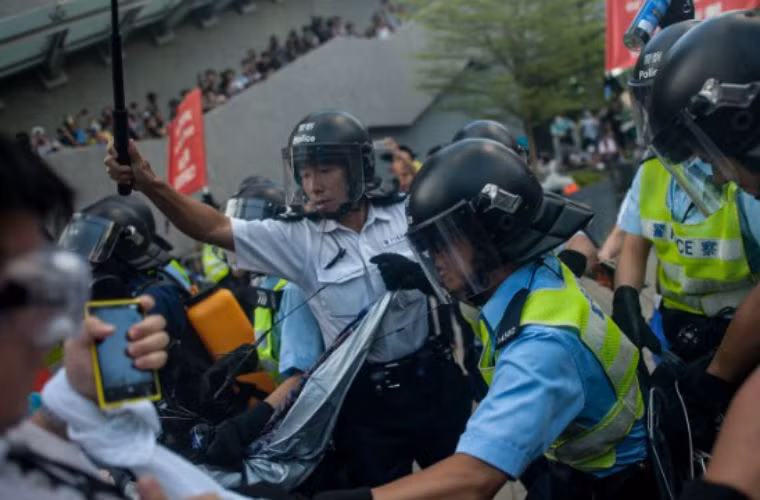 Cảnh sát chống bạo động xô xát với người biểu tình.