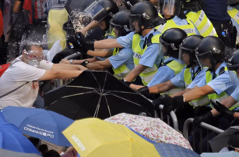 Cảnh sát Hồng Kông xô xát với người biểu tình.