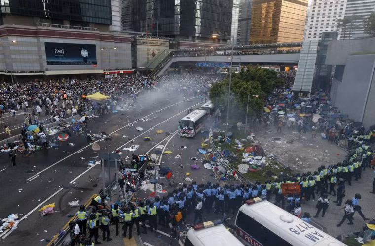 Sáng 28/9, nhóm Occupy Central (OC) bất ngờ tuyên bố bắt đầu phong tỏa Trung Hoàn, “trái tim” của đặc khu hành chính Hồng Kông, để phản đối quyết định của chính quyền Bắc Kinh giới hạn ứng viên tranh cử chức trưởng đặc khu vào năm 2017.