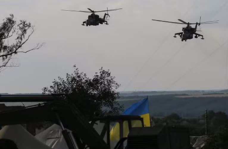 Trực thăng tấn công của Quân đội Ukraine bay trên bầu trời Slavyansk.