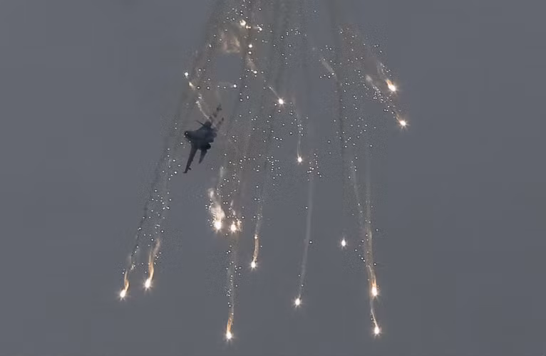 Máy bay chiến đấu của Ukraine bắn pháo sáng trên bầu trời Slavyansk.