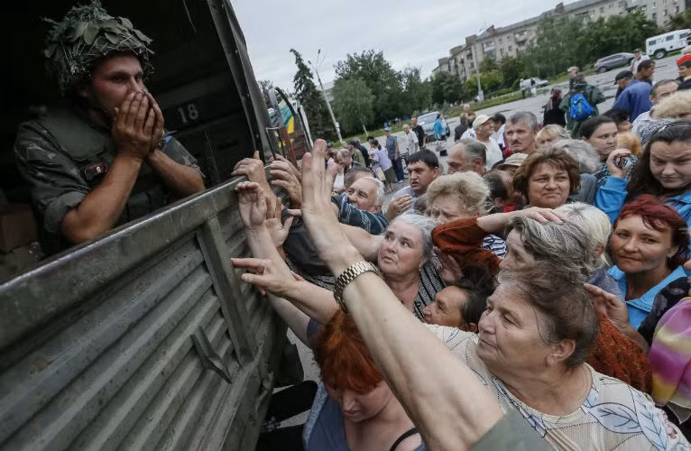 Ở Slavyansk, Quân đội Ukraine cũng phát thực phẩm cho người dân để ổn định tình hình sau nhiều ngày cắt điện nước ở thành phố này.