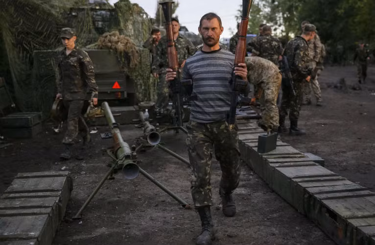 Những vũ khí phù hợp được các binh sĩ Quân đội Ukraine trưng dụng sử dụng.