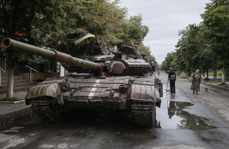 Xe tăng T-64 được Quân đội Ukraine triển khai tới Slavyansk.