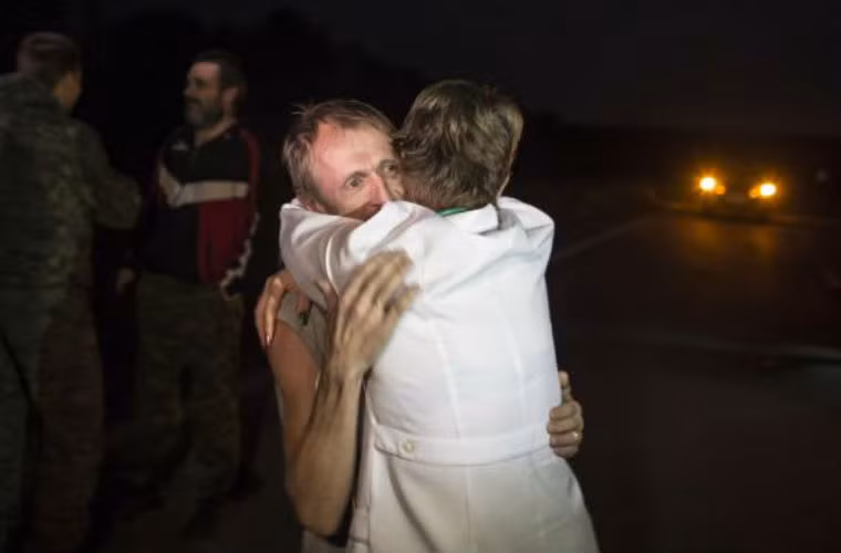 Một thành viên lực lượng an ninh Ukraine được người thân chào đón.