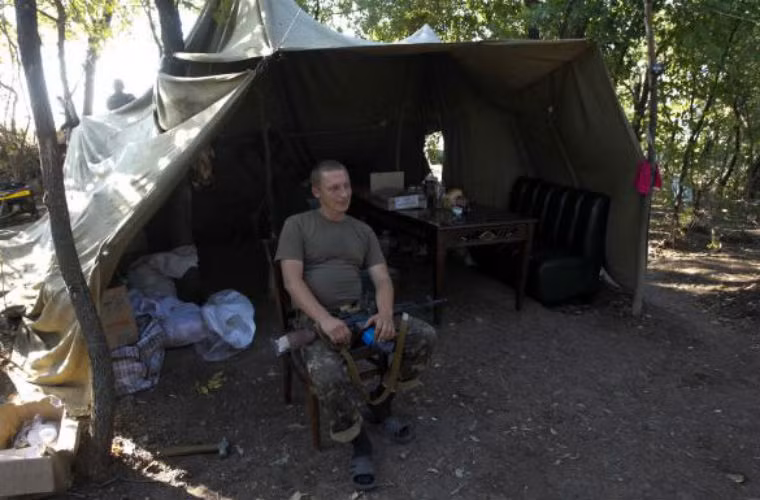 Tuy nghỉ ngơi nhưng những binh sĩ vẫn không rời khỏi khẩu súng.