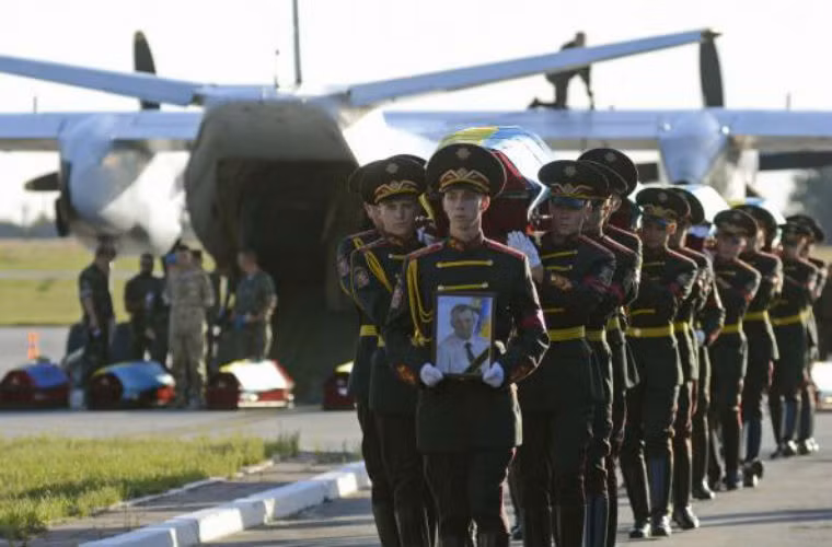 Thi thể các binh sĩ Ukraine được chuyển về Lviv sau khi hi sinh ở mặt trận. Số lượng binh sĩ thương vong liên tục tăng do tình hình chiến sự miền đông ngày càng ác liệt.