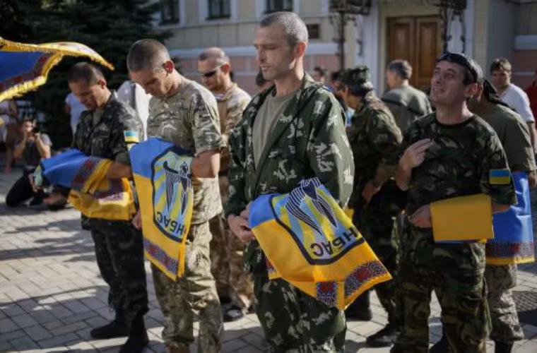 Binh sĩ của tiểu đoàn tự nguyện Donbas tổ chức kỷ niệm ở Kiev.