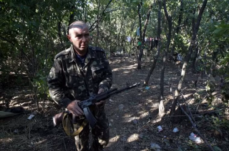 Binh sĩ Ukraine trong trại đóng quân ở Lugansk ngày 20/8.