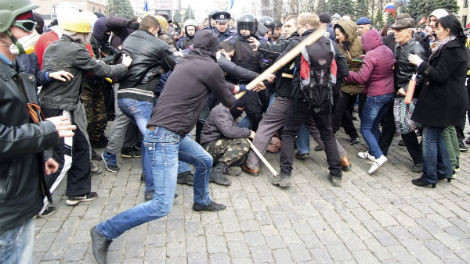 Người biểu tình xô xát với cảnh sát ở Donetsk.