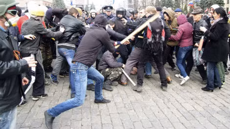Người biểu tình xô xát với cảnh sát ở Donetsk.