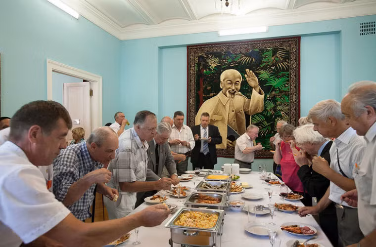 Các cựu binh Liên Xô cũng được mời sử dụng bữa tiệc có những món ăn thuần Việt.