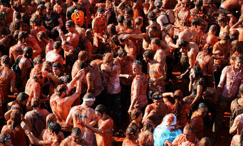 Người dân Amsterdam vui chơi trong "trận chiến cà chua"