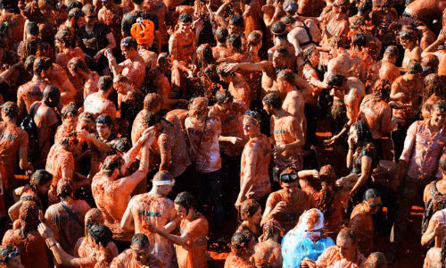 Người dân Amsterdam vui chơi trong "trận chiến cà chua"