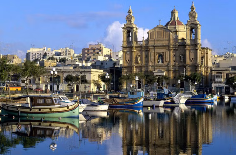 Thủ đô London của Anh nổi tiếng là một thành phố phát triển nhưng cũng nổi tiếng với các con đường sạch sẽ và bầu không khí tươi mát. Thời tiết của London cũng rất dễ chịu, phù hợp với các chuyến thăm bảo tàng, công viên, các điểm du lịch văn hóa và nhà hàng nổi tiếng.