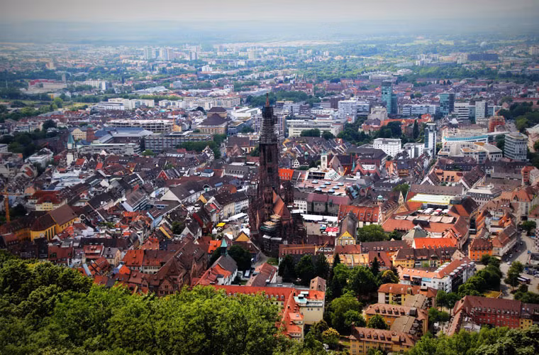 Freiburg của Đức nổi tiếng là thành phố hoa cùng những ngọn đồi xanh, những khu vườn tốt tươi và các con đường với những hàng cây.