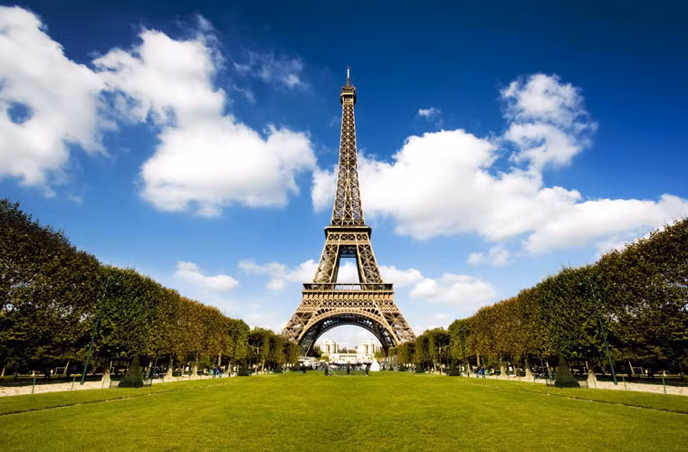 Paris là trung tâm mua sắm và thời trang thế giới. Paris nổi tiếng với các đường phố sạch, hệ thống giao thông được tổ chức tốt cũng như các công viên giải trí đẹp.