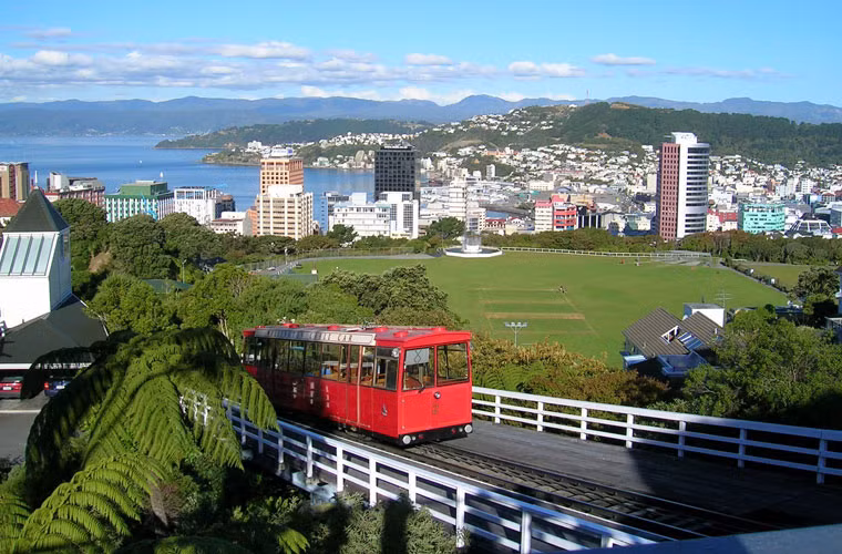 Công viên, bảo tàng và môi trường thư giãn là điểm nổi bật của Wellington, New Zealand. Dân cư đông đúc không làm ảnh hưởng đến vẻ đẹp thiên nhiên quyến rũ của thành phố này. Các phương tiện vận chuyển công cộng được sử dụng rộng rãi tại thành phố Wellington.