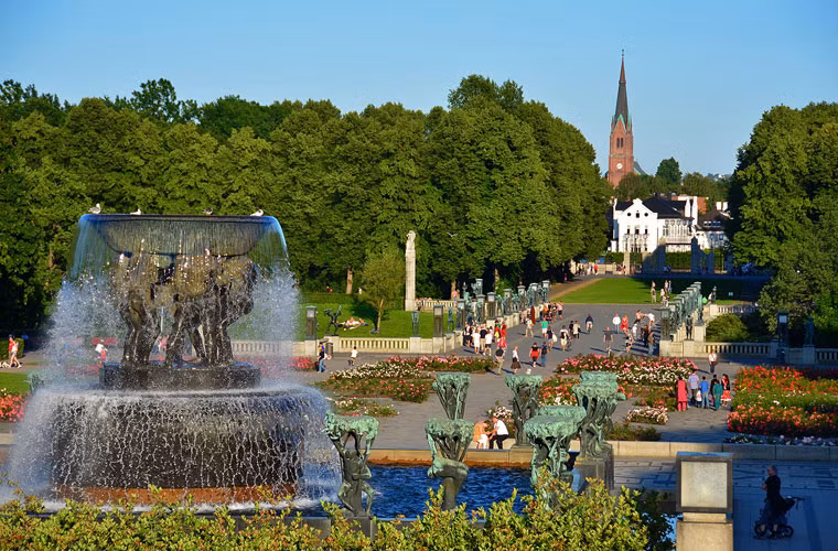 Oslo là một trong những thành phố bận rộn và đông dân nhất của Na Uy. Thành phố này nổi tiếng với các khu vực xanh xinh đẹp như công viên, hồ và các khu vườn. Vào năm 2007, Oslo được vinh danh là thành phố xanh thứ 2 trên thế giới trong danh sách do độc giả tờ Digest bình chọn.