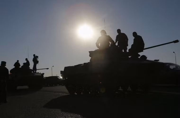 Binh sĩ Nga cùng xe thiết giáp ở thành phố Kamensk-Shakhtinsky, tỉnh biên giới Rostov với Ukraine.