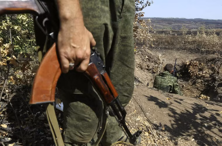 Lực lượng ly khai miền đông Ukraine canh giữ vị trí ở Lugansk.