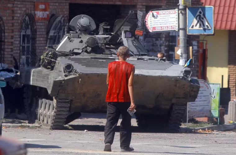 Xe bọc thép chiến đấu của Quân đội Ukraine ở thị trấn Lutugino, tỉnh Lugansk.