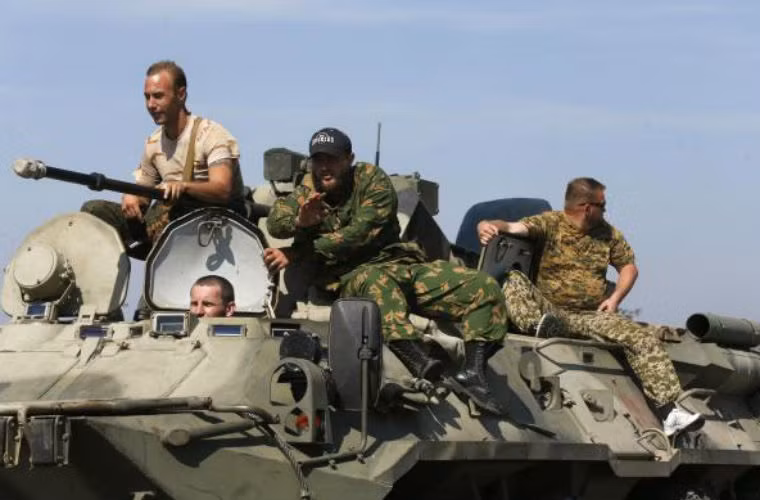 Hàng loạt xe bọc thép được triển khai ở thành phố Kamensk-Shakhtinsky, tỉnh biên giới Rostov với Ukraine.