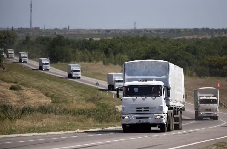 Đoàn xe cứu trợ của Nga tiến về điểm kiểm soát biên giới gần Donetsk ở vùng Rostov-on-Don của Nga.