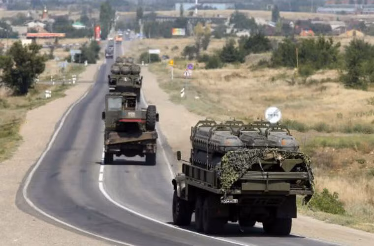 Xe chở tên lửa Buk M-1 của Nga xuất hiện ở thành phố Kamensk-Shakhtinsky, tỉnh biên giới Rostov với Ukraine.