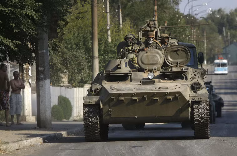 Lực lượng ly khai trên xe bọc thép ở thị trấn Krasnodon, tỉnh Lugansk.