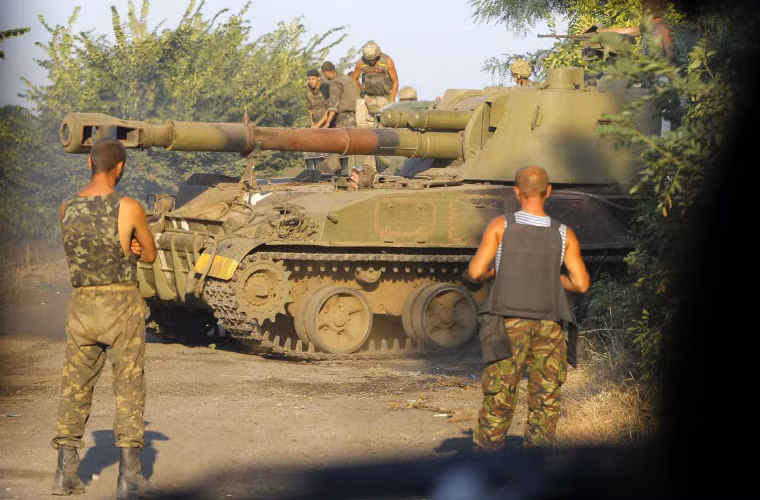 Binh sĩ Ukraine nghỉ ngơi sau 1 chiến dịch ở Lugansk ngày 17/8.