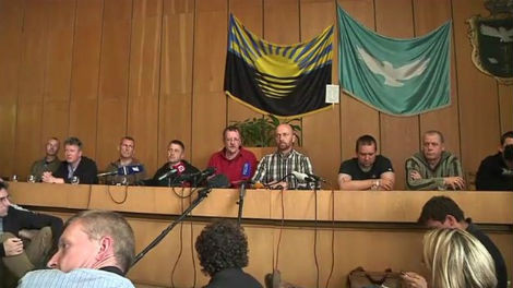 Các quan sát viên OSCE xuất hiện trước báo chí tại Slavyansk.