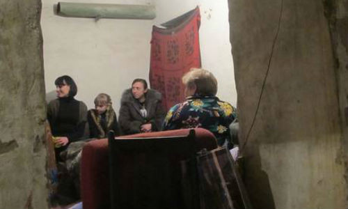 Nhiều gia đình người dân Ukraine phải sống dưới lòng đất vì lo bom đạn.