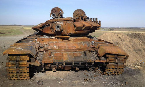 Hình ảnh được hãng Reuter đăng tải với chú thích là xe tăng T-72 từ Nga bị tiêu diệt ở miền đông Ukraine.