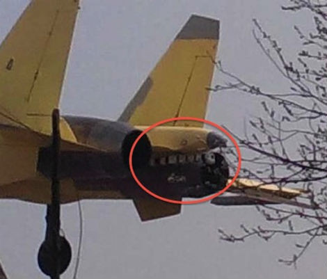 Bức ảnh về mẫu J-15 mới của Trung Quốc được nhấn mạnh vào thiết bị móc cáp như một sự khẳng định với Mỹ rằng, tiêm kích Trung Quốc hoàn toàn có thể hạ cánh trên tàu sân bay.